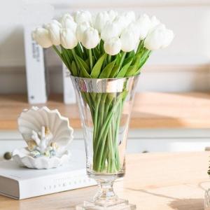 Tulipanes artificiales blancos