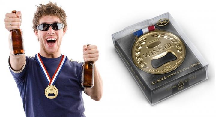 Abridor de botellas con forma de medalla de oro