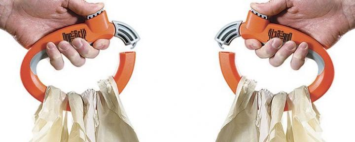 Accesorio para llevar bolsas de pl&aacute;stico