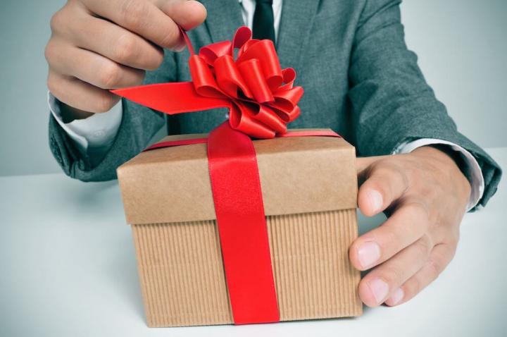 Cómo fidelizar clientes con regalos promocionales