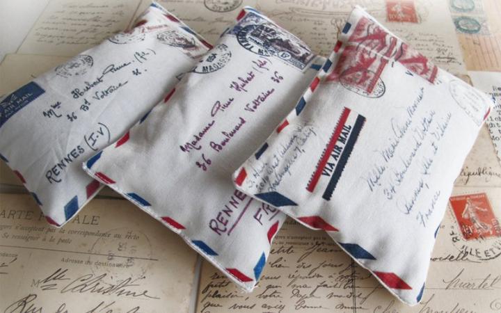 Originales mini cojines con forma de sobre