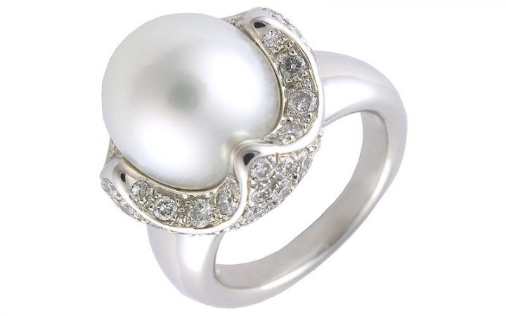Regalos de amor: Anillo de oro blanco con perla y diamantes