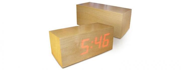 Reloj digital de madera 