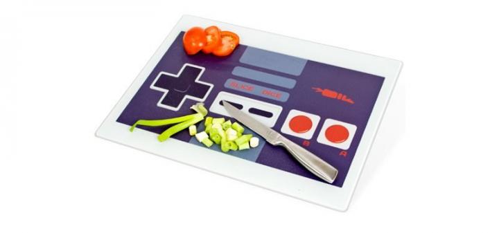 Tabla de cocina con forma de mando NES