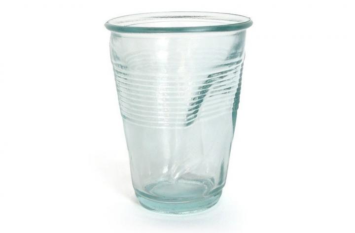 Vasos de cristal con forma de vasos de plástico